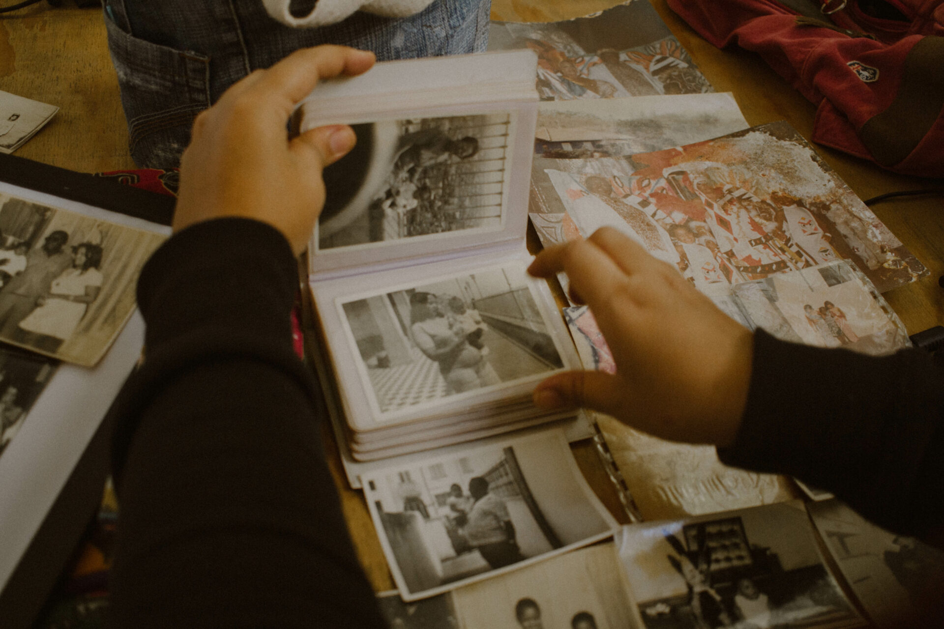 Maos folheando um album de retratos de familia